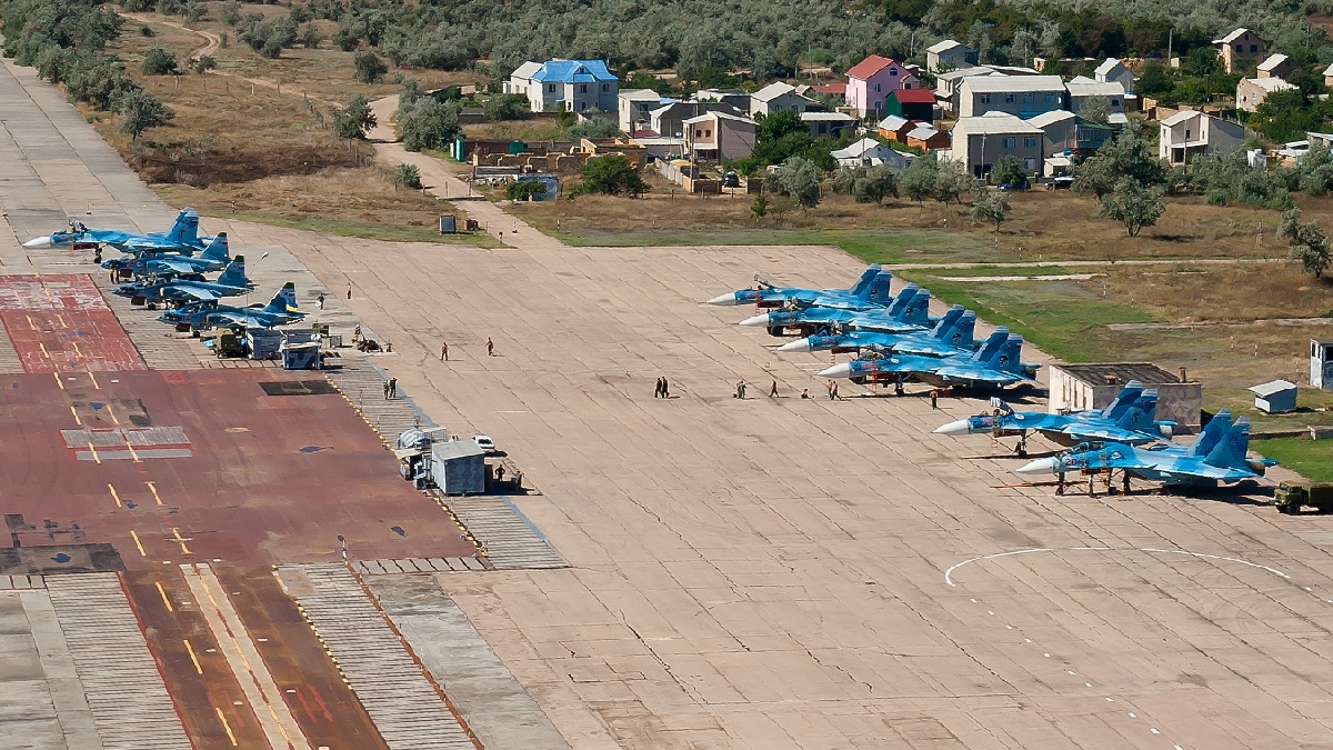 Оккупанты проведут ротацию палубной авиации на наземном авианосце в Крыму